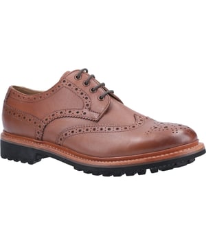 Der Herrenschuh Cotswold Quenington Commando Brogue ist aus hochwertigem Leder gefertigt und verfügt über eine klassische Flügelspitze. Klassische Goodyear Welt Konstruktion mit Heavy Duty Commando Sohle. Schnürverschluss mit 4 Ösen.Herren Goodyear Welt Brogue Schuh.
Gefertigt aus hochwertigem Oberleder.
Klassisches Brogue-Design mit Flügelspitze.
Geschnürte Ausführung.