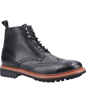 Heren Cotswold schoenen Rissington Commando laars heeft wing-tip brogue details en is vervaardigd met een premium leren bovenwerk. Klassieke Goodyear welt constructie met zware commando zool. Achterlus voor eenvoudig aantrekken. 5 vetergaten en 3 bovenste veterhaken