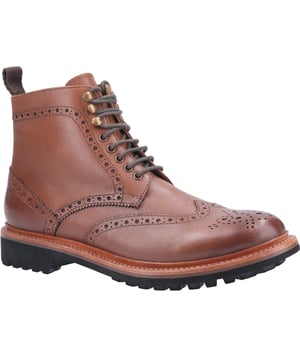 Heren Cotswold schoenen Rissington Commando laars heeft wing-tip brogue details en is vervaardigd met een premium leren bovenwerk. Klassieke Goodyear welt constructie met zware commando zool. Achterlus voor eenvoudig aantrekken. 5 vetergaten en 3 bovenste veterhaken