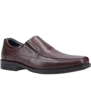 Klassieke herenschoen van Hush Puppies - Brody is vervaardigd met premium leren bovenwerk in een slim instapmodel. De elastische inzetstukken zorgen voor gemakkelijk aan- en uittrekken, met een comfortabele memory foam inlegzool en flexibele zool.