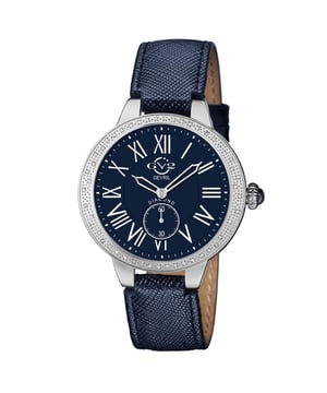 Benannt nach dem berühmten Astor Place in Manhattan, bekannt für seine Kultur und Kreativität, hebt die Astor II Kollektion Drama auf eine hohe Kunstform. Mit der charakteristischen 38 mm großen, diamantgeschliffenen Lünette und der markanten blauen Cabochon-Krone lässt sich die Astor II nicht übertreffen, denn sie bietet ein atemberaubendes Ziffernblatt aus Perlmutt. In strahlendem Schwarz, Blau oder Weiß erhöht die distingierte Astor II das Niveau mit vier Brillantdiamanten, die einen diamantgeschliffenen inneren Kreis umgeben. Im Armband aus Roségold, Gelbgold oder Silber-Edelstahl trägt Eleganz einen neuen Namen. 

Steigern Sie das Drama und steigern Sie die Faszination mit der beeindruckenden Astor II Kollektion: leicht zu schätzen und schwer zu ignorieren. GV2 9143 Damenarmbanduhr Astor II mit Schweizer Diamanten.

GV2 Damen-Schweizer Uhr aus der Astor II Kollektion
38 mm Gehäuse aus 316L Edelstahl mit diamantgeschliffener Lünette
Strahlendes schwarzes MOP-Ziffernblatt mit weißen Indizes, 4 Brillantdiamanten auf dem Ziffernblatt sowie einem diamantgeschliffenen inneren Kreis
Drückerkrone mit gerilltem Design und blauer Cabochonstein
Armband aus 316L Edelstahl mit silberner Oberfläche und Klappverschluss
Anti-reflexionsfähiges Saphirglas
Wasserfest bis 30 Meter / 3 ATM

Schweizer Quarzwerk Ronda 763 GV2 9111 Damenarmbanduhr Astor mit Schweizer Diamanten
GV2 Damen-Schweizer Uhr aus der Astor Kollektion
40 mm silbernes Gehäuse mit 50 Diamanten auf der Lünette
Strahlendes blaues Ziffernblatt mit weißen Indizes
Drückerkrone mit gerilltem Design und blauer Cabochonstein
Handgefertigtes Kalbsleder in blauer Farbe mit Dornschließe
Anti-reflexionsfähiges Saphirglas
Wasserfest bis 30 Meter / 3 ATM