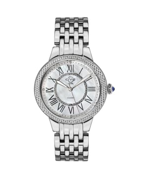 « Nommée d'après la célèbre Astor Place de Manhattan, connue pour sa culture et sa créativité, la collection Astor II élève le drame au rang d'art. Avec la lunette incrustée de diamants emblématique de 38 mm d'Astor composée de cinquante diamants authentiques et d'une couronne de pierres précieuses cabochon bleu distinctive, l'Astor II est Ne pas être en reste avec un visage en nacre époustouflant.En nacre noire, bleue ou blanche brillante, la distinguée Astor II fait monter les enchères avec quatre diamants taille simple encerclant un cercle intérieur serti de 12 diamants. Bracelet en acier inoxydable doré ou argenté, l'élégance a un nouveau nom Rehaussez le drame et élevez l'intrigue avec la superbe collection Astor II : facile à apprécier et difficile à ignorer.

GV2 9140 Montre Astor II pour femme avec diamants suisses

Montre suisse pour femme GV2 de la collection Astor II
Boîtier en acier inoxydable 316L de 38 mm avec lunette taillée au diamant
Cadran MOP blanc brillant avec index noirs, 4 diamants taille unique sur le cadran, avec cercle intérieur taille diamant
Push Pull Couronne cannelée avec cabochon bleu Pierre
Bracelet Argent Acier Inoxydable 316L avec Boucle Déployante
Verre saphir antireflet
Résistant à l'eau jusqu'à 30 mètres/3ATM
Mouvement à quartz suisse Ronda 763