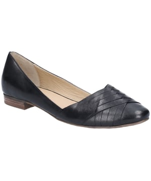 Chaussure de ballet semi-formelle confortable au quotidien avec un beau profil bas, un motif de tissage croisé au niveau des orteils et un talon bas empilé.