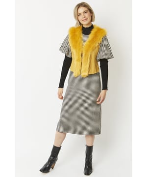 Please note all One-Size Jayley products comfortably fit sizes 8-14. An exquisite piece, this faux fur and faux suede gilet is the perfect laying item for your transitional wardrobe. The incredibly soft faux suede is cut to a flattering length and finished with our premium quality faux fur along the front.