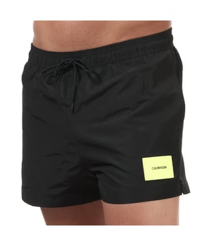 Calvin Klein Badehose Herren mit Kordelzug in Schwarz. <BR>- Elastischer Bund mit Kordelzug. <BR>- Velcro-Tasche auf der Rückseite. <BR>- Eingrifftaschen. <BR>- Netzfutter. <BR>- Calvin Klein Logo-Patch am linken Bein. <BR>- 100% Polyester. Maschinenwaschbar.