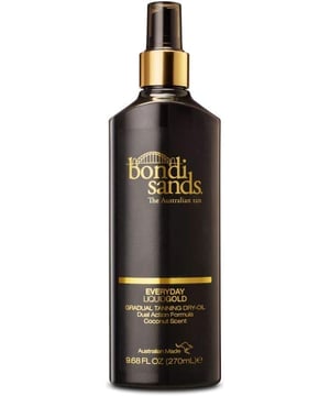 Sand, Sea and Sun, the enviable Australian image. This superior dry oil formula sets in a moment, develops gradually to last up to a week; leaving you with perfectly bronzed skin that glows from within. Infused with the fresh scent of Coconut and hydrating Argan Oil, Liquid Gold is our longest lasting tan. Step 1 For an even streak free tan ensure your skin is clean and dry prior to application. Step 2 Apply Everyday Liquid Gold evenly onto the skin in a circular motion. Wait until touch dry before dressing. Step 3 Use daily to ensure a golden tan throughout the year. Wash hands after use.