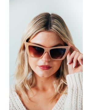 Frame Colour: Mocha
Lens Colour: Brown
Frame Material: Plastic
One Size
FDA Approved
UV 400 PROTECTION IN ACCORDANCE WITH 89/686/EEC BS EN ISO 123-1:2013
SKU: SG2320606