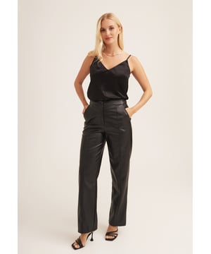 Geef jezelf deze winter een coole stijl met deze effen zwarte fluwelen cami-top met bandjes en diepuitgesneden hals. Voor een perfecte look combineer je hem met een nauwsluitende jeans en sportieve sneakers. En met dit nekontwerp val je gewoon op!