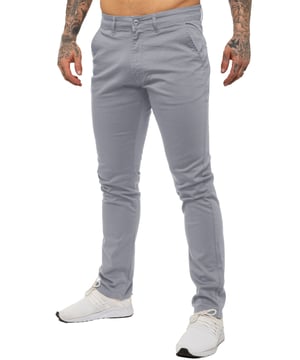 Disfruta del máximo confort y estilo con nuestros Pantalones Chinos de Ajuste Ceñido para Hombre de ENZO. Con una elegante abertura de cremallera, dos bolsillos delanteros, dos bolsillos traseros con ribete y el logotipo característico de la marca en la parte posterior de la cintura.