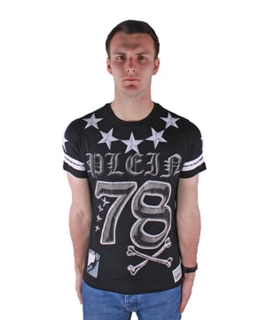 Philipp Plein Orides MTK0330 02 T-shirt. T-shirt graphique noir à col rond. "PLEIN" sur le devant avec "78" en dessous. Motif étoile autour du cou. 100% Coton. "Crâne et os" au-dessus du crâne au dos