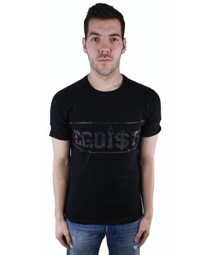 Philipp Plein Benton Hotfix MTK0958 T-shirt. Zwart grafisch T-shirt met ronde hals. "Egoiste" over de borst. Phillip Plein Zichtbare branding. 100% katoen. "Philipp Plein" aan de onderkant van het T-stuk