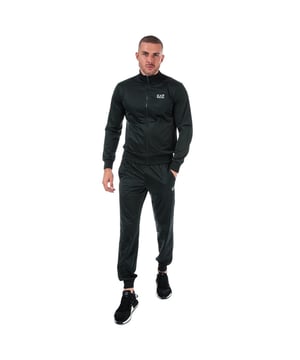 Heren Emporio Armani EA7 Core ID katoenen trainingspak in zwart.- Track top:- Hoge kraag.- Volledige ritssluiting aan de voorkant.- Lange mouwen.- Twee buidelzakken.- Handtekening EA7 Emporio Armani logo is gegummeerd op de linkerkant van de borst.- EA7 7 strepen gedrukt op de achterkant van de nek.- Geribde manchetten en zoom.- Stretch geribde tailleband.- Elastische tailleband met een extra koordsluiting aan de binnenkant. EA7 7 strepen gedrukt op de achterkant van de nek.- Geribde manchetten en zoom.- Stretch geribde tailleband.- Elastische tailleband met een extra koordsluiting aan de binnenkant. EA7 7 strepen gedrukt op de achterkant van de nek.- Geribde manchetten en zoom.- Stretch geribde tailleband.- Elastische tailleband met een extra koordsluiting aan de binnenkant. EA7 7 strepen gedrukt op de achterkant van de nek.- Geribde manchetten en zoom.- Stretch geribde tailleband.- Elastische tailleband met een extra koordsluiting aan de binnenkant. EA7 7 strepen gedrukt op de achterkant van de nek.- Geribde manchetten en zoom.- Stretch geribde tailleband.- Elastische tailleband met een extra koordsluiting aan de binnenkant.- Geribde manchetten bij de enkels. Geribde manchetten en zoom.- Stretch geribde tailleband.- Elastische tailleband met een extra koordsluiting aan de binnenkant.- Geribde manchetten bij de enkels.- Twee buidelzakken.- EA7 7 strepen gedrukt op de achterkant van de nek.- Geribde manchetten bij de enkels.- Stretch geribde tailleband. Stretch geribde tailleband.- Onderbroek:- Elastische tailleband met een extra koordsluiting aan de binnenkant.- Geribde boorden bij de enkels.- Twee buidelzakken.- EA7 Emporio Armani logo op de linkerdij.- EA7 7 strepen logo aan de achterkant van de rechterheup.- 100% Katoen.  Machinewasbaar. - Ref: 8NPV51J05Z1200