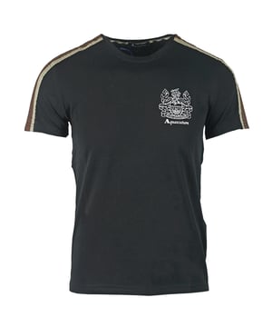 Aquascutum Schulterstreifen Schwarzes T-Shirt. Rundhalsausschnitt, kurze Ärmel. Stretch Fit 95 % Baumwolle, 5 % Elasthan. Normale Passform, fällt größengetreu aus. Hergestellt in Italien, QMT017M0 02