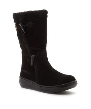 Met alle elegantie en vrouwelijkheid die we van het merk Rocket Dog gewend zijn. Ideaal voor alle modebewuste dames die er zijn. deze laars straalt warmte en tevredenheid uit. Gemaakt van mooi zwart suède materiaal. een ritssluiting siert één kant van de laars, waardoor je er gemakkelijk bij kunt. terwijl aan de andere kant twee trendy designschakelaars zichtbaar zijn. Enkele ingewikkelde stikpatronen die rond het lichaam slingeren, maken de look compleet.