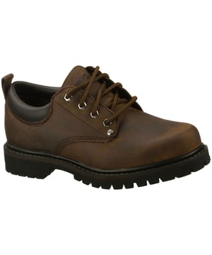Ga op jacht in de Skechers Tom Cats Oxford. Sterk leren bovenwerk in een casual dress creeper-stijl oxford met een effen neus, versterkte naden, stikdetails en vetersluiting.