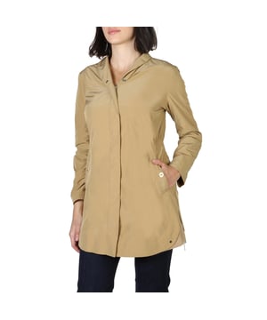 Geschlecht: Frau <br> Typ: Bomber <br> Verschluss: Automatikknöpfe, Front, Reißverschluss <br> Außentaschen: 2 <br> Material: Polyamid 40%, Polyester 60% <br> Hauptfutter: Polyester 100% <br> Waschen: Handwäsche <br> Modelgröße, cm: 176 <br> Model trägt Größe: 42 <br> Innen: gefüttert