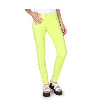 Lange Hose.
 Taillenbund mit Gürtelschlaufen.
 Reißverschluss und Knopfverschluss auf der Vorderseite.
 Zwei Taschen auf der Vorderseite und Minitasche.
 Zwei Taschen auf der Rückseite mit dem Metall-Logo.
 Elastischer Stoff.
 Nähte in Ton gesehen.
 Zusammensetzung: 81% Baumwolle, 15% Polyester, 4% Elastan
 Pflege:
Maximal bei 30ºC waschen.
 Bügeln bei mittlerer Temperatur, max. 110ºC.
 Erlaubt die Verwendung eines Trockners.
 Keine Bleichmittel verwenden.
 Kann nicht chemisch gereinigt werden.