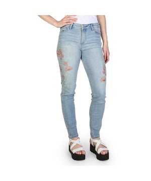 Colección: Primavera/Verano <br> Género: Mujer <br> Tipo: Jeans <br> Cierre: botones, cremallera <br> Bolsillos: 5 <br> Material: 99% algodón, 1% elastano <br> Patrón: color sólido <br> Lavado: lavar a 30° C <br> Altura del modelo, cm: 173 <br> El modelo usa una talla: 28 <br> Corte: ajustado <br> Detalles: logo visible