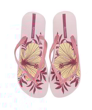 Ipanema Anatomic Temas teenslippers voor dames in nuderoze.<br /><br />- Milieuvriendelijke teenslippers van gerecyclede materialen.<br />- Instapper. <br />Smal bandje met riempje tussen de tenen.<br />- Met een motief van de strandboulevard van Ipanema op de bandjes. <br />- Anatomisch gevormd voetbed met een tropisch bloemmotief.<br />- 100% recyclebaar en veganistisch.<br />- Synthetisch bovenwerk, voering en zool. <br />- Ref: 82761-20988