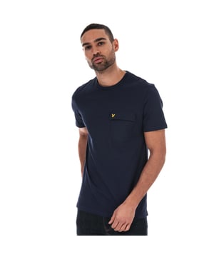 Camiseta azul con bolsillo de nailon de Lyle & Scott. Camiseta azul con logo en el pecho de la marca Lyle & Scott. Esta camiseta atemporal de Lyle & Scott es esencial para cualquier guardarropa. Confeccionada con algodón suave y duradero, esta pieza presenta un diseño de logotipo en el pecho para un acabado clásico. ¡Eleva tu estilo con este clásico atemporal! Cuello redondo, Mangas cortas. 100% algodón. Ajuste regular, se ajusta a la talla real. Estilo: TS1125V Z99