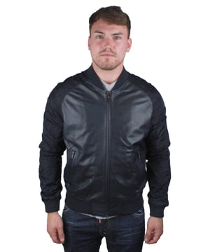 Emporio Armani W1B54P W1P58 0011 Lederjacke. Schwarze Lederjacke. Zentraler Zwei-Wege-Reißverschluss. Elasicated Taille und Ärmelabschlüsse. Polyester-Arme mit Tarndruck. Branded Abzeichen auf der linken Schulter