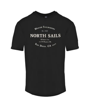 Camiseta North Sails Master Sailmakers Negra. Camiseta North Sails Master Sailmakers Negra. Cuello redondo, manga corta. 100% algodón. Ajuste regular, se ajusta a la talla real. Estilo: 9023900999