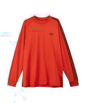 Y-3 Stripes Long Sleeve T-Shirt in semi solar red.Een van adidas' meest kenmerkende markeringen - de 3-Stripes - wordt benadrukt op het Y-3 Stripes Long Sleeve T-shirt. Het shirt is gemaakt van zacht katoen voor een losse pasvorm en gedetailleerd met open raglannaden met gemanipuleerde 3-Stripes en zijsplitten.- Een Y-3 T-shirt dat speelt met de klassieke 3-Stripes.- Losse pasvorm.- Geribde ronde hals.- Lange raglanmouwen met gemanipuleerde 3-Stripes.- Zijsplitten.- Tweelingnaalds zoomplooi.- Y-3 logo.- 100% katoen.  Machinewasbaar.- Ref: HZ8869