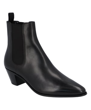 Schwarzer Leder-Chelsea-Stiefel mit einem eleganten und polierten Design. Er verfügt über ein elastisches Seitenpanel für ein einfaches Hineinschlüpfen und eine leicht spitz zulaufende Zehenpartie. Der Stiefel hat einen stilvollen Blockabsatz, der der klassischen Silhouette einen modernen Akzent verleiht.