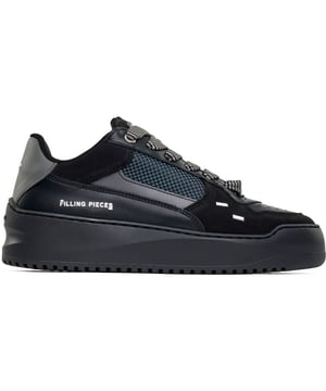 De Avenue Isla-sneakers van Filling Pieces belichamen luxe met hun gelaagde panelen, zorgvuldig gestikte rondingen en een stevige dikke buitenzool. Deze uitzonderlijke sneaker is zorgvuldig vervaardigd uit premium nubuck- en nappaleer, met mesh-details voor een verfijnde touch. Het ontwerp omvat een geperforeerd teengedeelte, een elegant zilveren merklogo in reliëf, op maat gemaakte metalen oogjes en de innovatieve Java-buitenzool van FP. Deze premium Athleisure-schoenen zijn ontworpen voor sportieve veelzijdigheid en comfort bij elke gelegenheid.