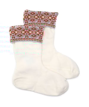 Estos calcetines cortos para botas de agua Hunter Fairisle de color gris ofrecen un mejor ajuste y comodidad y se adaptan fácilmente a las botas de agua cortas de Hunter. Estos calcetines cálidos y cómodos cuentan con un puño plegable de hermoso diseño y el logotipo tradicional de Hunter para un estilo campestre británico verdaderamente sofisticado.