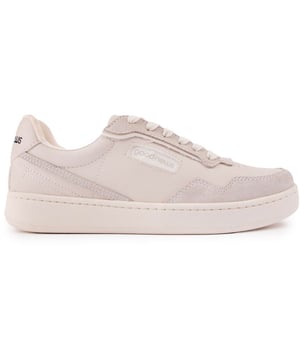 The Mack is a court shoe with retro vibes and innovative sustainability. The sneaker is made from vegan materials such as BioVeg and recycled plastic bottles. A step in the right direction, towards a hopeful future, with this comfy, stylish and sustainable shoe from Good News.