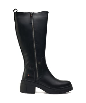 Een stijlvolle, zelfverzekerde en gewetensvolle manier om de veranderende seizoenen in te stappen, de Refresh Gusset Chelsea Boots zullen je vergezellen op je stedelijke avonturen en dagelijkse uitstapjes. De veganistische laarzen hebben een rits aan de binnenkant, een decoratieve rits aan de buitenkant, een dikke, geprofileerde buitenzool met een verhoogde blokhak en een Refresh metalen knoopbranding.