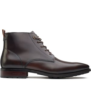 Añade un toque moderno con siluetas limpias, un toque elegante y detalles llamativos a tu atuendo diario con los botines con cordones Daisy de Simon Carter. Perfectos para la ciudad o la oficina, estos botines de cuero ofrecen una comodidad sofisticada y un estilo único. Fabricados con meticulosa precisión a partir de materiales de primera calidad y cuero fino, los botines Daisy combinan comodidad, durabilidad y elegancia inspiradas en el estilo distintivo de Simon Carter.