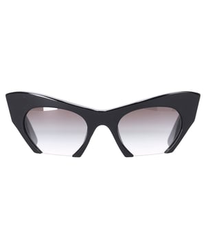 VINTAGE, UVP WIE NEU  
Die Semi Rimless Linie von Miu Miu ist ein beliebter Stil bei Prominenten wie Rihanna und Dakota Fanning, um nur einige zu nennen. Das originelle Katzenaugen-Design ist erfrischend und aus schwarzem Acetat gefertigt. Die tiefschwarzen Bügel tragen das Miu Miu-Logo in goldener Schrift an den Scharnieren. Sieht schick aus mit diesem Paar Sonnenbrillen und kombiniert es mit Ihren ausgefallenen und eleganten Outfits!

Miu Miu SMU 10OS Semi Rimless Katzenaugen-Sonnenbrille aus schwarzem Acetat  
Zustand: Sehr gut  
Gebrauchsspuren: Leicht gebraucht, aber sehr gut gepflegt, kann geringfügige Gebrauchsspuren, Kratzer, abgenutzte Ecken, geringfügige Abnutzung im Inneren aufweisen.  
Verpackung: Keine  
Farbe: schwarz  
Material: Acetat  
Größe: Einheitsgröße  
Maße: Breite: 20; Höhe: 140  
SKU: NAPPUITAC452206W