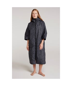 100% Polyester. Voering: Badstof. Ontwerp: Logo. Stoftechnologie: Duurzaam, DWR Finish, Isotherm, Waterafstotend, Waterafstotend. Halslijn: Kapitein. Mouwtype: Met lange mouwen. Functies van de kap: Aanpasbaar. Lengte: Lang. Zakken: 2 Zijzakken. Bevestiging: Ten voeten uit, ritssluiting. Zonneschatting: UPF 50+. S: 35 in. M: 39 in. L: 44 in. XL: 50 in.
