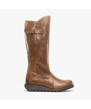 Las botas altas de cuero con cremallera Mol 2 para mujer de Fly London de la línea Sminx ofrecen un diseño elegante y de caña alta con una funcionalidad práctica. Fabricadas con parte superior de cuero de primera calidad y con un tacón de cuña bajo de 3,5 cm, estas botas combinan comodidad y elegancia. La cremallera interior garantiza un uso fácil, mientras que un detalle de hebilla en la silueta exterior añade un toque elegante. El logotipo de Fly London en relieve se encuentra hacia la parte posterior del talón. Con un forro de microfibra, plantilla y una suela de goma TR texturizada para mayor tracción, estas botas son perfectas para usar durante todo el día. Parte superior: Cuero, Forro: Microfibra, Plantilla: Microfibra, Suela: Goma TR, Altura del tacón: 3,5 cm.