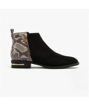 Lotus Lotus ANNEKA Womens Boots Black/Snake

 Upper Material: Synthetic

Lining Material: Textile

Sole Material: Synthetic

Closure/Fastening: Zip

Features: Comfort,Breathable

Toe Shape: Round

Shoe Width: Regular

Item Weight: 1.5 KG

Heel Height: Flat (Under 2.5cm)

Shoe Shaft Height: Ankle

Boot Style: Ankle

Gift Boxed: No
Product Code: ULB289-BLKSNA