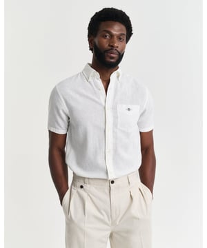  
 Crafted from a crisp linen-cotton blend, this lightweight and breathable shirt is perfect for warm summer days. Designed in a regular fit with short sleeves, it features a button-down collar, a curved hem, and a chest pocket accented with shield embroidery. A box pleat and signature locker loop at the back add the finishing touches. 

Regular fit
Button-down collar
Short sleeves
GANT graphic embroidered at chest pocket

 55% Linen, 45% Cotton 

3250083
 