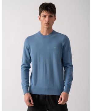 A knitted sweater in a straight fit by BOSS Menswear. Featuring a logo patch, this piece is blended with luxurious cashmere. This product is partly made with organic cotton.

Regular fit
Crew neck
Long sleeves
Ribbed cuffs
Standard length

95% Cotton, 5% Cashmere
50527583
 