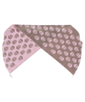 VINTAGE, RRP AS NEW
Add a touch of edgy luxury to your wardrobe with the Alexander McQueen Reversible Skull Scarf in pink wool. Crafted from soft, luxurious wool, this cozy accessory features a repeating skull motif, a signature element of the brand's rebellious yet refined aesthetic. The fringe trim adds a playful, textured finish, while the reversible design offers versatility, allowing you to switch between two looks. Perfect for layering, this scarf will keep you stylishly warm all season long.


Alexander McQueen Reversible Skull Scarf In Pink Wool
Condition: Excellent
Signs of wear:  No sign of wear.
Packaging: None
Color: Pink | rose
Material: Wool
Size: One Size | One Size
Measurements: Length: 1700
SKU: NAPPUGBAC457095W