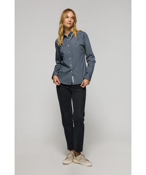 Vielseitiges langärmliges Popeline-Hemd aus Baumwolle. Mit Details an Krageninnenseite und Manschetten. Die definierte Slim Fit-Passform, die Knopfmanschetten und der dezente französische Kragen sind ideal für einen tadellosen Look. Rigby Go Logo-Stickerei auf der Brust. Kleine Etiketten „Poplin Collection“ am Saum des Hemds.