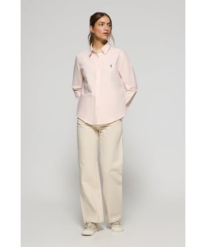 Unser Regular-Fit-Hemd für Damen ist für alle gedacht, die Stil und Komfort suchen. Es ist aus Oxford-Baumwolle gefertigt und bietet eine strapazierfähige Textur und ein elegantes Finish. Der französische Kragen verleiht dem Hemd eine raffinierte Note, während kontrastierende Paspeln an der Innenseite des Kragens das Design akzentuieren. Logo-Knöpfe an den Manschetten und am Knopfverschluss. Das kontrastfarbene gestickte Rigby Go Logo auf der Brust verleiht dem Hemd einen einzigartigen und unverwechselbaren Touch.
