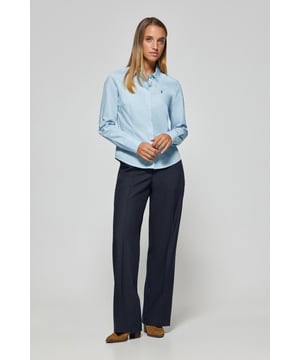 Peppen Sie Ihren Look mit unserem Damenhemd im Slim-Fit- Design auf, das sich perfekt für Frauen eignet, die auf der Suche nach einem lässigen Alltagsoutfit sind. Es ist aus weicher Baumwollpopeline gefertigt und bietet die perfekte Mischung aus Komfort und Eleganz. Der französische Kragen und der mit einer Knopfleiste versehene Verschluss sorgen für einen sauberen, schnittigen Look. Kontrastfarbene Paspeln am Kragen und an den Seitennähten sorgen für einen raffinierten Touch und bewahren den klassischen Stil. Das kontrastfarbene gestickte Rigby Go Logo auf der Brust verleiht dem Hemd einen einzigartigen und unverwechselbaren Touch.