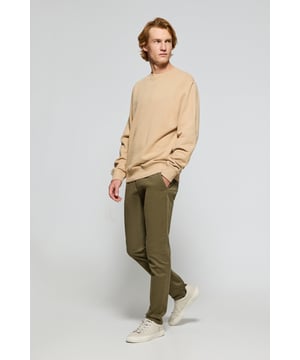 Dieses entspannt geschnittene Herren-Sweatshirt mit Rundkragen wird zu einem Ihrer Favoriten für schlichtere Outfits. Gefertigt aus Baumwolle mit einem Innenfutter aus Fleece für zusätzliche Wärme und Weichheit. Der Kragen, die Ärmelbündchen und der Bund sind mit Rippenbündchen versehen und garantieren eine bequeme, moderne Passform. Nahtband an der Krageninnenseite mit Logo. Unser unverkennbares Rigby Go-Logo, das in Kontrastfarbe auf die Brust gestickt ist, setzt einen stilistischen Akzent. Perfekt zu Jeans für einen Freizeitlook oder Chinohosen für einen formelleren Look.