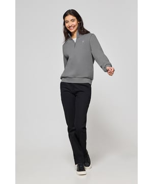Polo Club hat seine Damen-Kollektion um dieses Sweatshirt mit kurzem Reißverschluss und hohem Kragen erweitert. Kurze und entspannte Passform. Lange Ärmel mit gerippten Bündchen und gerippter Saum für einen besseren Sitz. Flauschige Innenseite. Unsere Basics sind von außergewöhnlicher Qualität und überlassen kein Detail dem Zufall. Sie sind mit der klassischen Rigby Go Logo-Stickerei auf der Brust und kontrastierenden Nahtabschlüssen personalisiert. Ideal in Kombination mit Jeans oder Jogginghose.