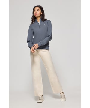 Polo Club hat seine Damen-Kollektion um dieses Sweatshirt mit kurzem Reißverschluss und hohem Kragen erweitert. Kurze und entspannte Passform. Lange Ärmel mit gerippten Bündchen und gerippter Saum für einen besseren Sitz. Flauschige Innenseite. Unsere Basics sind von außergewöhnlicher Qualität und überlassen kein Detail dem Zufall. Sie sind mit der klassischen Rigby Go Logo-Stickerei auf der Brust und kontrastierenden Nahtabschlüssen personalisiert. Ideal in Kombination mit Jeans oder Jogginghose.