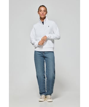 Polo Club hat seine Damen-Kollektion um dieses Sweatshirt mit kurzem Reißverschluss und hohem Kragen erweitert. Kurze und entspannte Passform. Lange Ärmel mit gerippten Bündchen und gerippter Saum für einen besseren Sitz. Flauschige Innenseite. Unsere Basics sind von außergewöhnlicher Qualität und überlassen kein Detail dem Zufall. Sie sind mit der klassischen Rigby Go Logo-Stickerei auf der Brust und kontrastierenden Nahtabschlüssen personalisiert. Ideal in Kombination mit Jeans oder Jogginghose.