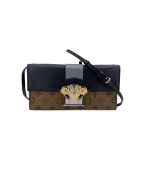 VINTAGE, RRP WIE NEU  
Diese schöne Tasche wird mit einem Echtheitszertifikat von Entrupy geliefert. Das Zertifikat wird ohne zusätzliche Kosten bereitgestellt. Erhöhen Sie Ihren Stil mit der Louis Vuitton Monogram Reverse Canvas Column Pochette Bag, einer perfekten Fusion aus Luxus und Funktionalität. Gefertigt aus dem charakteristischen, umgekehrten Monogramm-beschichteten Canvas von Louis Vuitton, bietet diese schicke Pochette eine einzigartige Umschlagform, die genau den richtigen Innenraum für Ihre Essentials bietet. Die Kombination aus dem ikonischen Monogramm-Muster und einem glatten schwarzem Kalbsleder-Verschlussklappen verleiht dem klassischen Design einen modernen Twist und macht es zu einem vielseitigen Accessoire für jede Gelegenheit.  

Das hervorstechende Merkmal der Tasche ist der auffällige Gold- und Silber-Säulen-Pressverschluss, der der Vorderseite einen gewagten, auffälligen Akzent verleiht. Dieser dekorative Schnappverschluss fügt nicht nur ein charakteristisches Element von Louis Vuitton hinzu, sondern sorgt auch für einen sicheren Verschluss. Öffnen Sie die Klappe, um ein durchdacht gestaltetes Innenfutter aus schwarzem Leder mit sowohl Reißverschluss- als auch Steckfächern zu entdecken, die dafür sorgen, dass Ihre Habseligkeiten stilvoll organisiert bleiben.  

Für zusätzliche Vielseitigkeit beinhaltet die Tasche einen verstellbaren Schulterriemen aus schwarzem Leder, sodass Sie sie bequem als Crossbody-Tasche tragen oder als Clutch nutzen können. Ob Sie sich für eine Abendveranstaltung schick machen oder Ihrem Alltagslook einen Hauch von Eleganz verleihen möchten, die Louis Vuitton Monogram Reverse Canvas Column Pochette Bag ist ein wahres Statement-Stück, das Schönheit und Praktikabilität vereint.  

Zustandsbewertung: A - EXZELLENT  
Zustandsdetails: Sanft gebraucht. Bitte prüfen Sie die Fotos sorgfältig und fragen Sie, wenn Sie weitere Details benötigen oder Zweifel haben.  
Maße (cm): Tiefe: 5,1 Höhe: 12,7 Länge: 24,1  
Weitere Details: Staubbeutel? Ja Schlüssel? Nein Schachtel? Nein  
Maße: Breite: 51 mm Länge: 241 mm Höhe: 127 mm