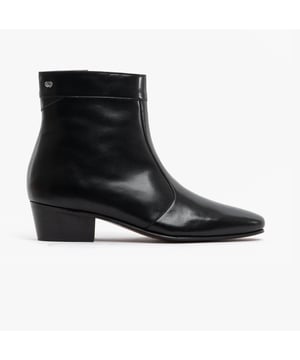 Club Cubano Club Cubano CAESAR Mens Leather Cuban Heel Boots Black

 Upper Material: Leather

Lining Material: Textile

Sole Material: Leather

Closure/Fastening: Zip

Features: Comfort,Breathable

Heel Type: Cuban

Toe Shape: Point

Shoe Width: Regular

Item Weight: 1.2 KG

Heel Height: Low (2.5-4.9cm)

Shoe Shaft Height: Ankle

Boot Style: Cuban Boots

Gift Boxed: No
Product Code: 37050/19073-AL