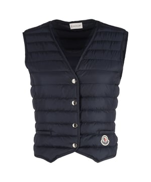 VINTAGE, RRP AS NEW
Elevate your outerwear game with the Moncler Camicia Logo Patch V-Neck Down Vest Jacket in Navy Blue Polyamide. Designed for both style and functionality, this lightweight vest is filled with premium down to provide warmth without compromising on mobility. The sleek navy blue polyamide fabric offers a sophisticated, versatile look, while the signature Moncler logo patch adds a touch of luxury to this essential piece. The V-neck design lends a modern, streamlined silhouette, perfect for layering over a sweater or hoodie. Whether you’re navigating urban streets or enjoying outdoor activities, this down vest combines comfort and performance with Moncler’s signature high-end craftsmanship.
Moncler Camicia Logo Patch V-Neck Down Vest Jacket in Navy Blue Polyamide
Condition: Very good
Signs of wear: Minor sign of wear or markings., Lightly used but very well maintained. size tag detached.
Packaging: None
Color: Blue | navy blue
Material: Polyamide
Size: XS/0/IT40/UK8/US-XS/FR36
Measurements: Length: 500; Chest: 400
SKU: NAPPUGBCL410540W
  Moncler Camicia Logo Patch V-Neck Down Vest Jacket in Navy Blue Polyamide
Color: blue | navy blue
Material: Nylon | Polyamide
Condition: very good
Size: INT | XS
Sign of wear: No
SKU: 458871 / NAPPUGBCL410540W  
Dimensions:  Length: 500 mm
